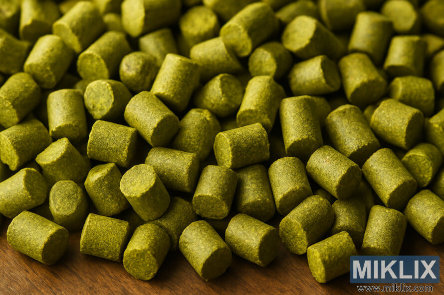 Makrofotografi af lysegrÃ¸nne Tahoma-humlepiller stablet pÃ¥ en trÃ¦overflade, der viser teksturerede detaljer og cylindriske former.