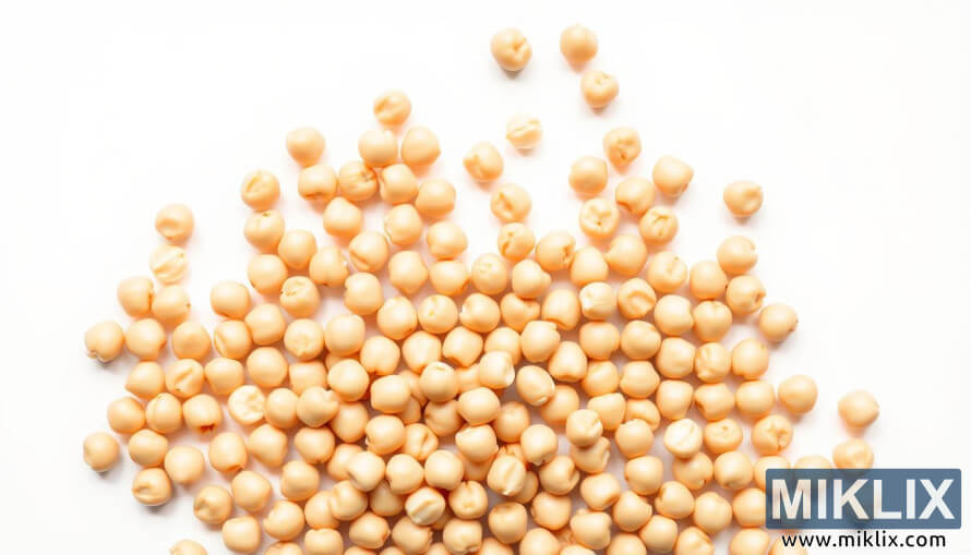 BliÅ¾nji posnetek ÄiÄerike, lepo razporejene na Äistem belem ozadju.