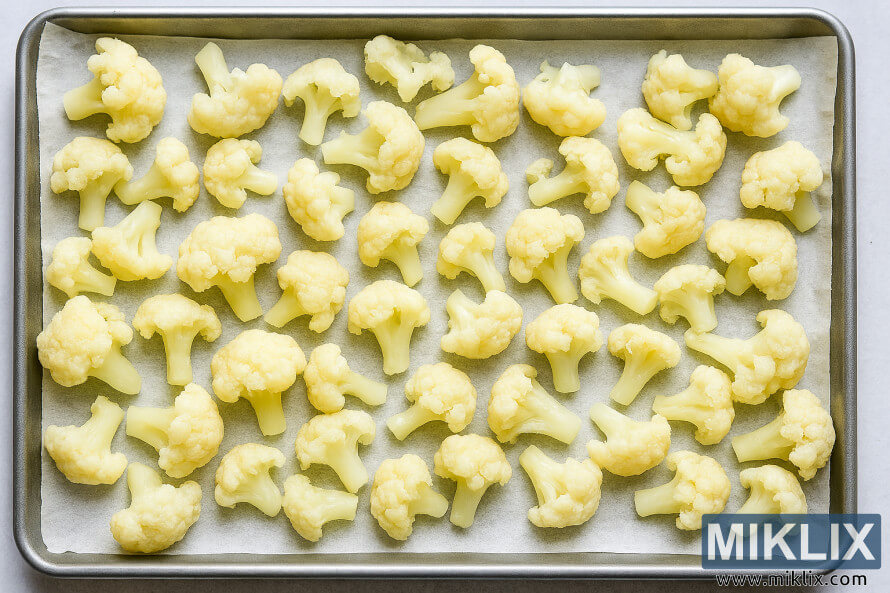 Tire na furannin farin kabeji da aka shirya don daskarewa