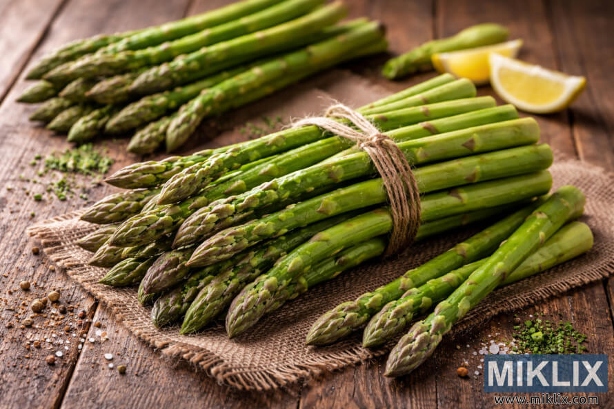 ä¸æææ°é®®çç¶ è²èç­ç¨éº»ç¹©æç´®èï¼æ¾å¨ä¸å¼µè³ªæ¨¸çæ¨æ¡ä¸ï¼æ¡ä¸éªèç²éº»å¸ï¼æºæ¾èæª¸æª¬è§ï¼ä¸¦æä¸é¹½åè¡æ¤ç²ã